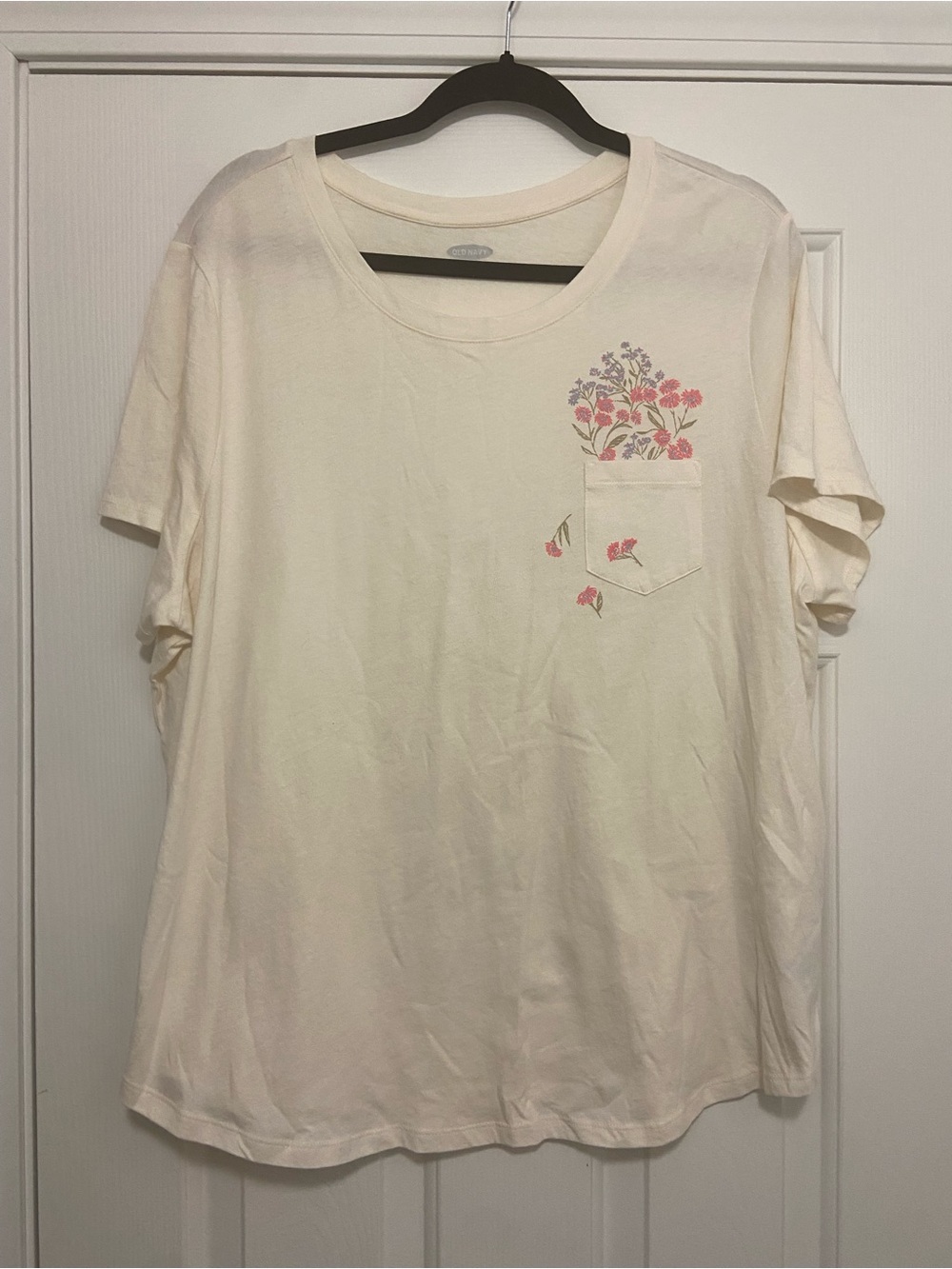Old Navy Women’s XXL Cream Short-Sleeve Tee with Pink & Purple Pocket Floral